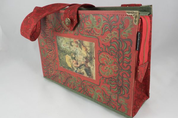 Tasche aus einem Buch "Das Kränzchen" in rot mit grünen Verzierungen kombiniert mit einer ebenso gemusterten Krawatte
