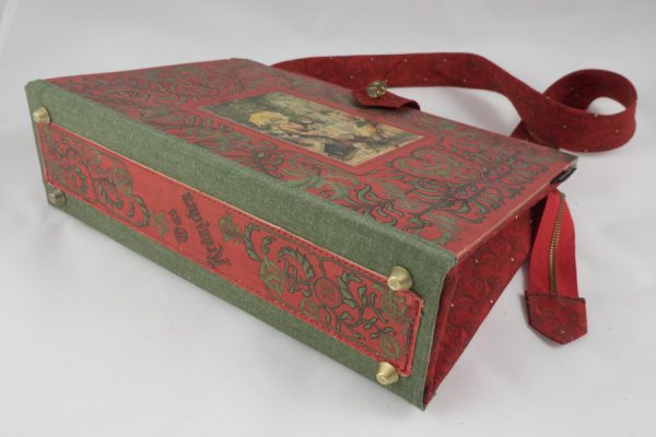 Tasche aus einem Buch "Das Kränzchen" in rot mit grünen Verzierungen kombiniert mit einer ebenso gemusterten Krawatte