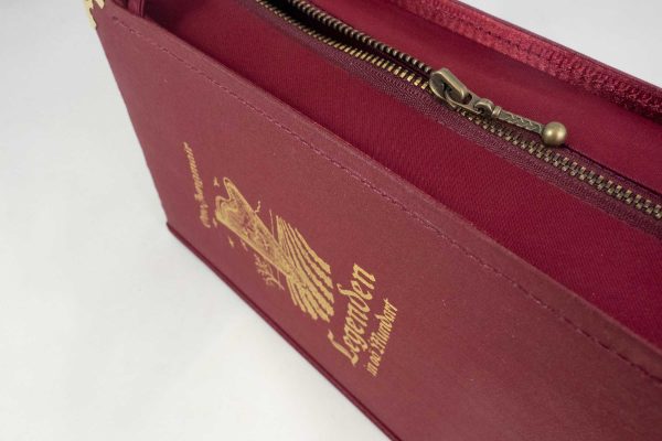 Tasche aus einem weinroten Buch "Legenden in OÖ Mundart" kombiniert mit weinroter Krawatte